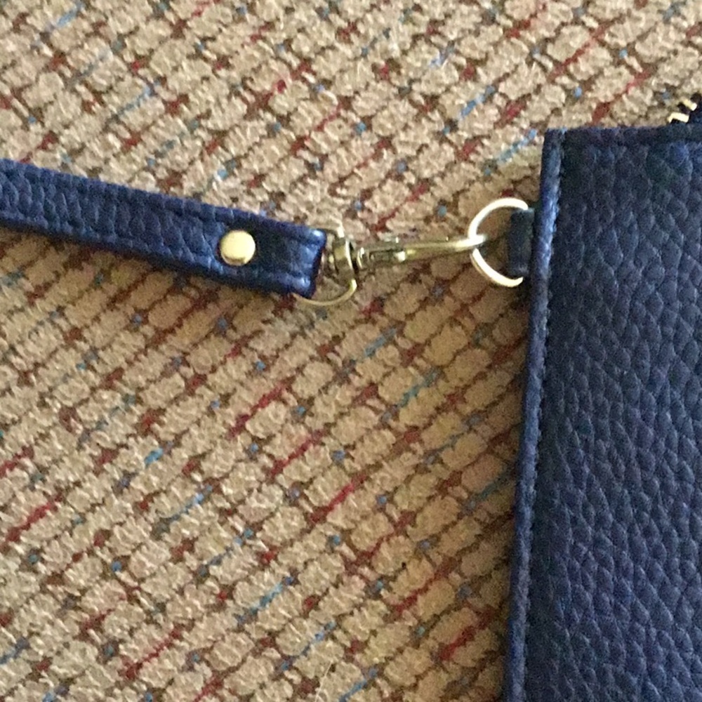 Leather Navy Bandolino wristlet - Picture 3 of 5
